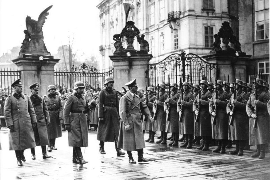 Адольф Гитлер в Пражском Граде после окончательной оккупации и расчленения территории Чехословакии. 15 марта 1939 года