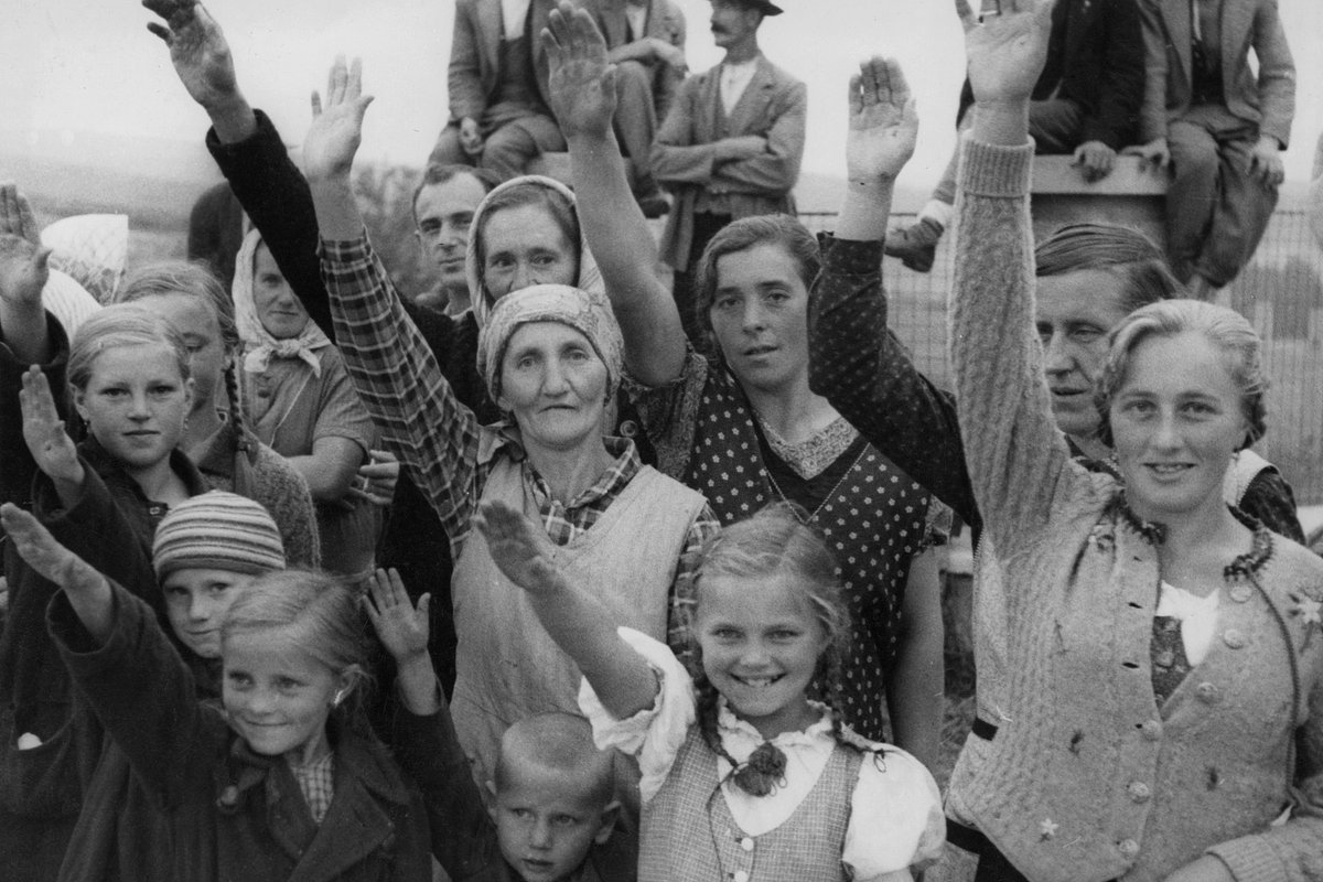 Немцы приветствуют германские войска после аннексии Судетской области Третьим рейхом. 
3 октября 1938 года