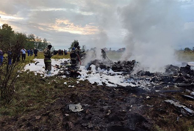 Тушение пожара на месте крушения самолета Евгения Пригожина