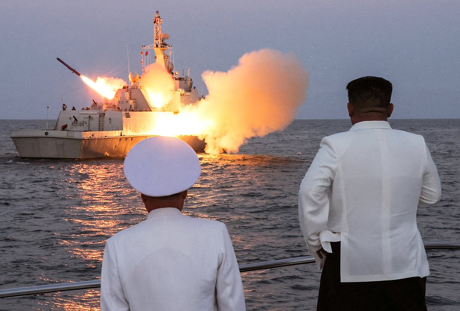 Лидер Северной Кореи Ким Чен Ын наблюдает за испытаниями стратегической крылатой ракеты на борту военного корабля, 21 августа 2023 года 