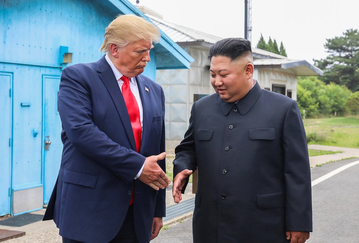 Дональд Трамп (слева) и Ким Чен Ын (справа) посещают демилитаризованную зону Корейского полуострова, 30 июня 2019 года 