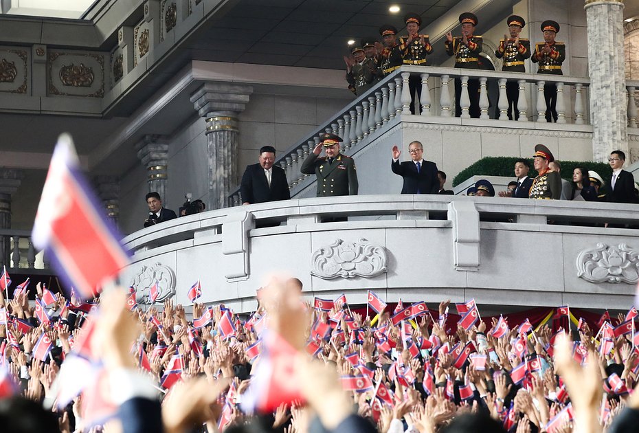 Лидер Северной Кореи Ким Чен Ын, член политбюро Коммунистической партии Китая Ли Хунчжун и министр обороны России Сергей Шойгу приветствуют участников военного парада в честь 70-летия перемирия в Корейской войне. Пхеньян, Северная Корея, 27 июля 2023 года