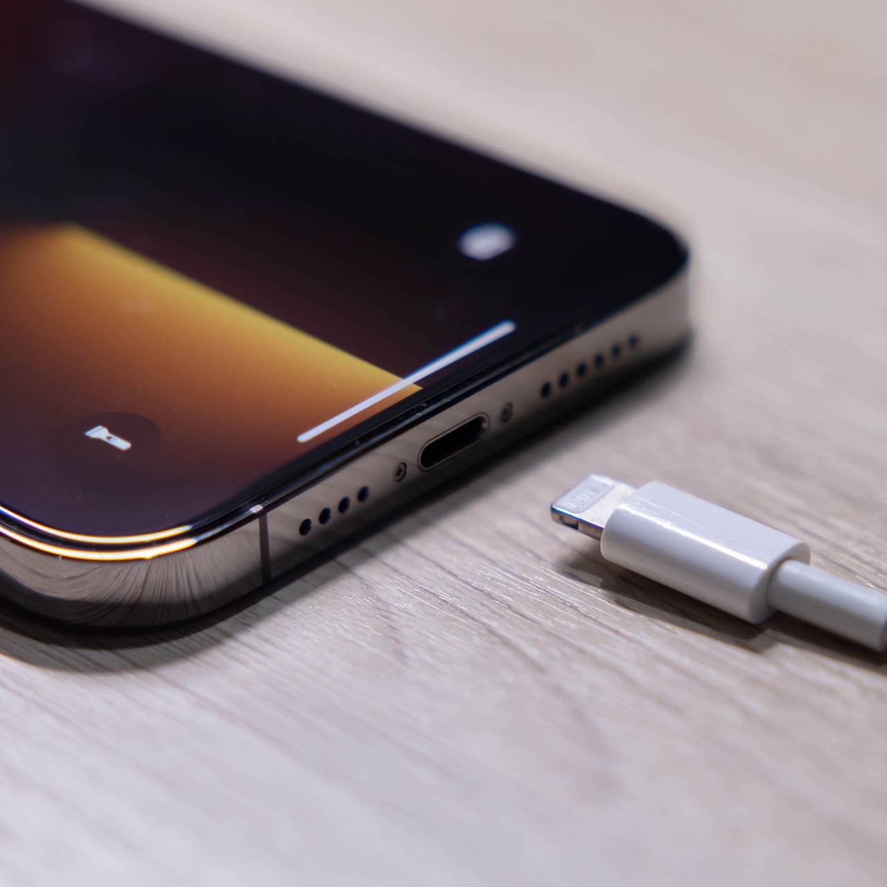 Apple будет продавать мощную зарядку для iPhone 15 Pro отдельно: Гаджеты:  Наука и техника: Lenta.ru