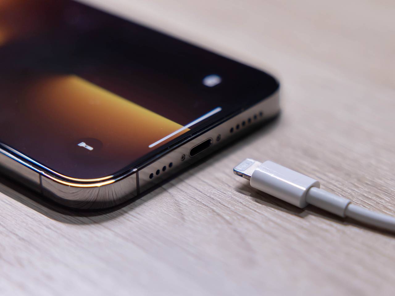 Как зарядить iPhone без зарядки: работающие способы