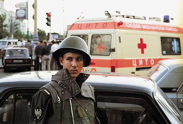 8 августа 2000 года. Сотрудник силовых структур на Пушкинской площади около подземного перехода, в котором произошел взрыв