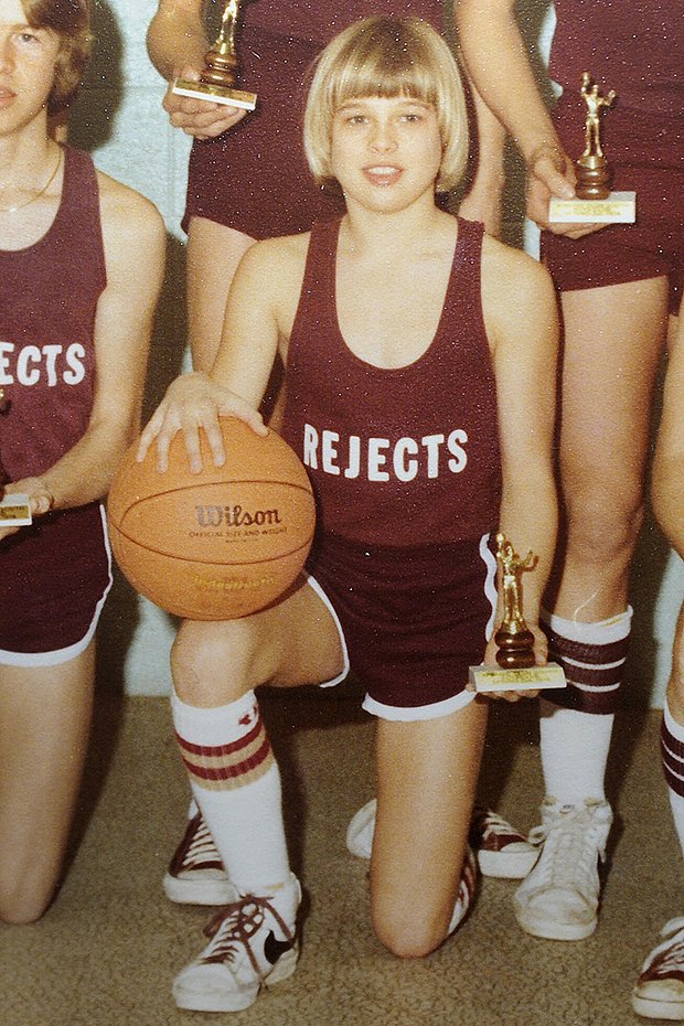 Школьная фотография Брэда Питта во время награждения после баскетбольного матча, 1977 год