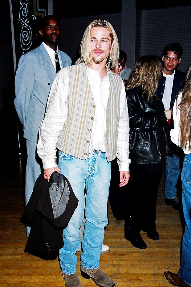 Брэд Питт с высветленными волосами и в казаках, 1994 год
