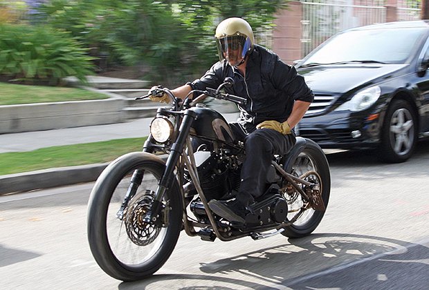 Brad Pitt ride his customized motorcycle in Los Feliz with a nice gesture for the photographer
REVOLUTIONPIX/©2009 RAMEY PHOTO Brad Pitt Los Angeles July 8 2009 Brad Pitt ride his customized motorcycle in Los Feliz with a nice gesture for the photographer. JIB/revpix90708410 (Photo by Philip Ramey/Corbis via Getty Images)