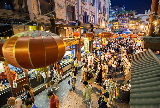 Туристы на улицах ночного рынка в Пекине