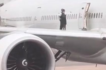 Стюардессы устроили фотосессию на крыле самолета и попали на видео