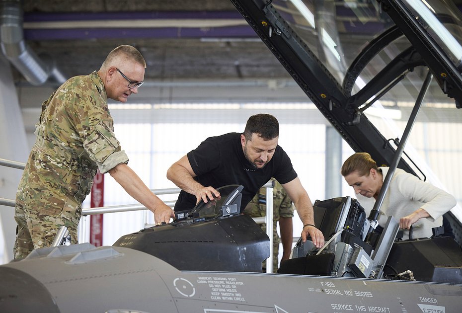 Владимир Зеленский и Метте Фредериксен в истребителе F-16 на авиабазе в Дании, август 2023 года