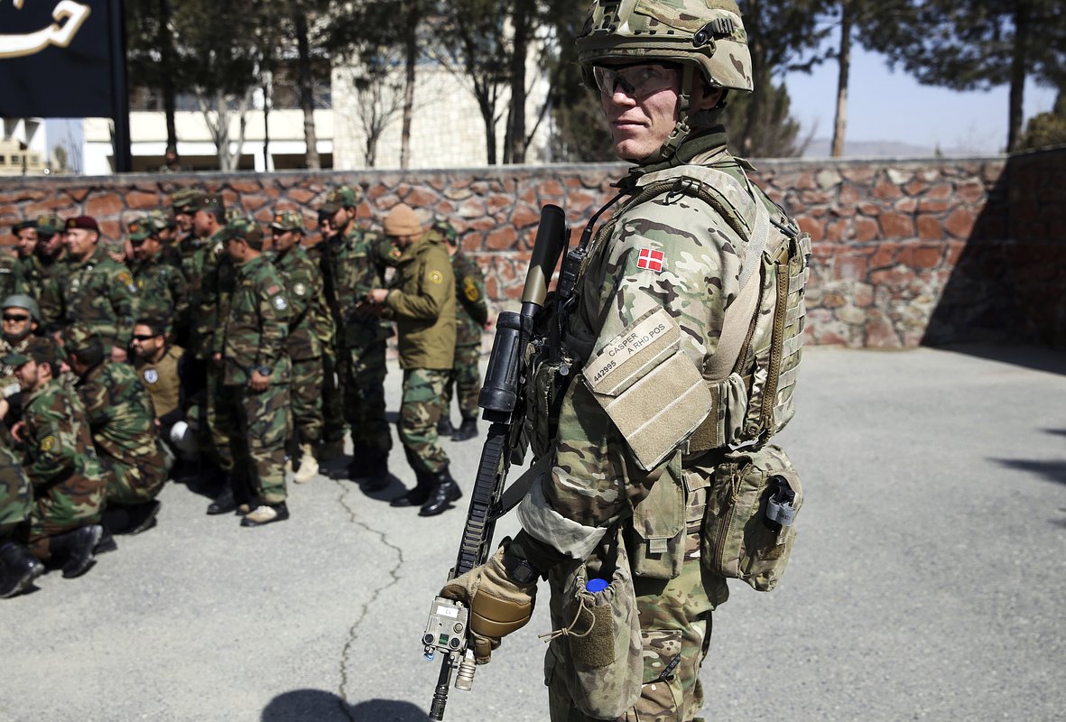 Датский солдат рядом с выпускниками Афганской военной академии в Кабуле, 24 февраля 2020 года