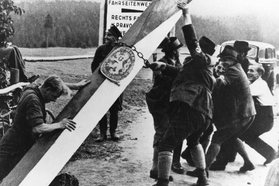 Судетские немцы сносят чехословацкий пограничный столб. Октябрь 1938 года 