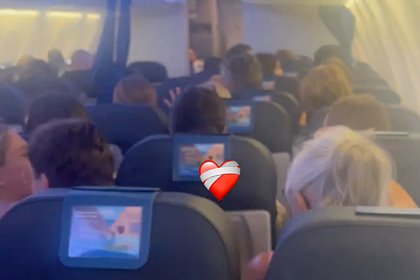 Пассажирка сняла на видео панику на борту попавшего в шторм самолета