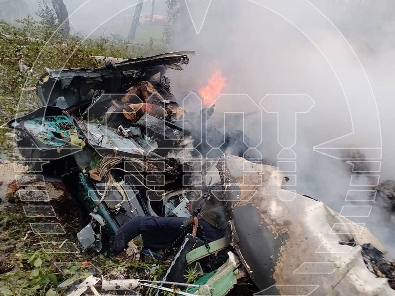 Опубликованы первые кадры с места падения вертолета МИ-8 в Челябинской  области: Полиция и спецслужбы: Силовые структуры: Lenta.ru