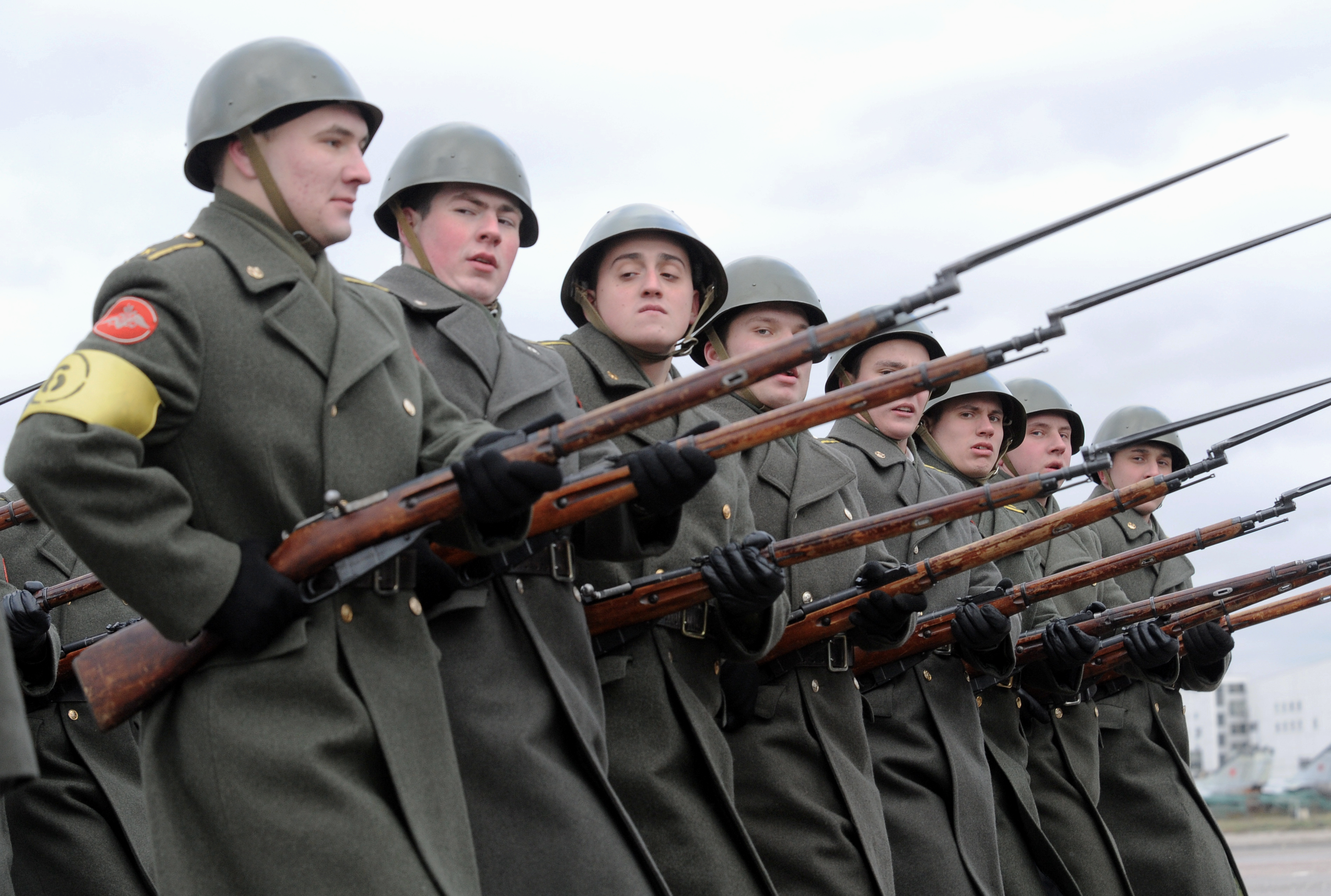 Иностранных военных формирований. Винтовка Мосина 1941. Солдат с винтовкой Мосина. Винтовка Мосина в армии РФ. Солдат с винтовкой Мосина 1941.