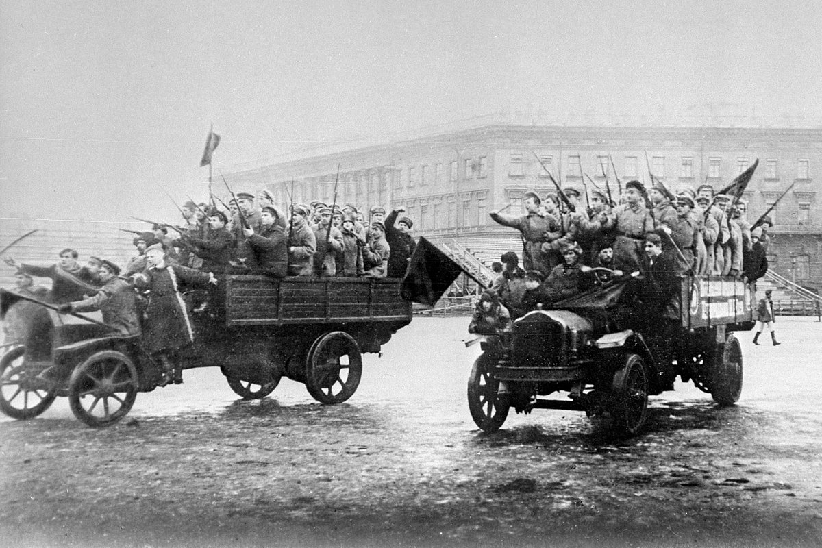 Отряды вооруженных матросов и солдат направляются к Зимнему дворцу. Петроград, 1917 год