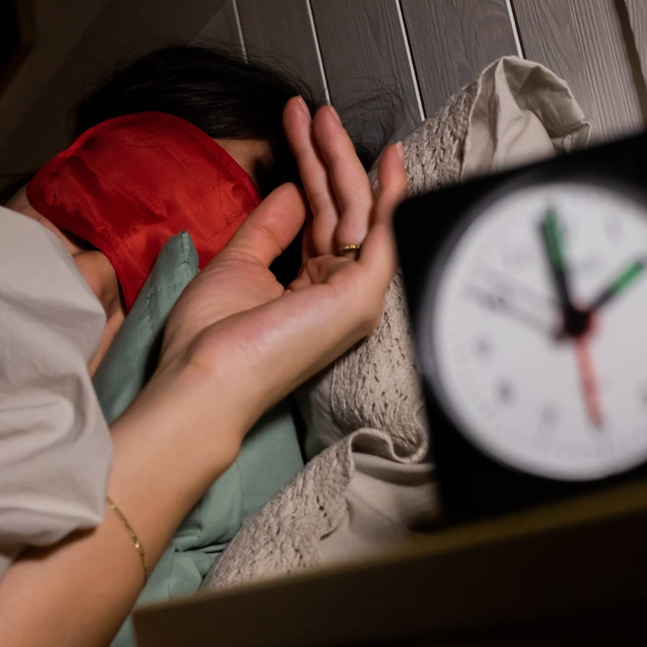 Почему нельзя резко вставать с кровати после сна