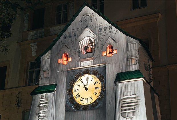 Инсталляция от художников Ковычки и Дмитрия Корниенко на башне с часами, принадлежащей ансамблю построек Государственного банка