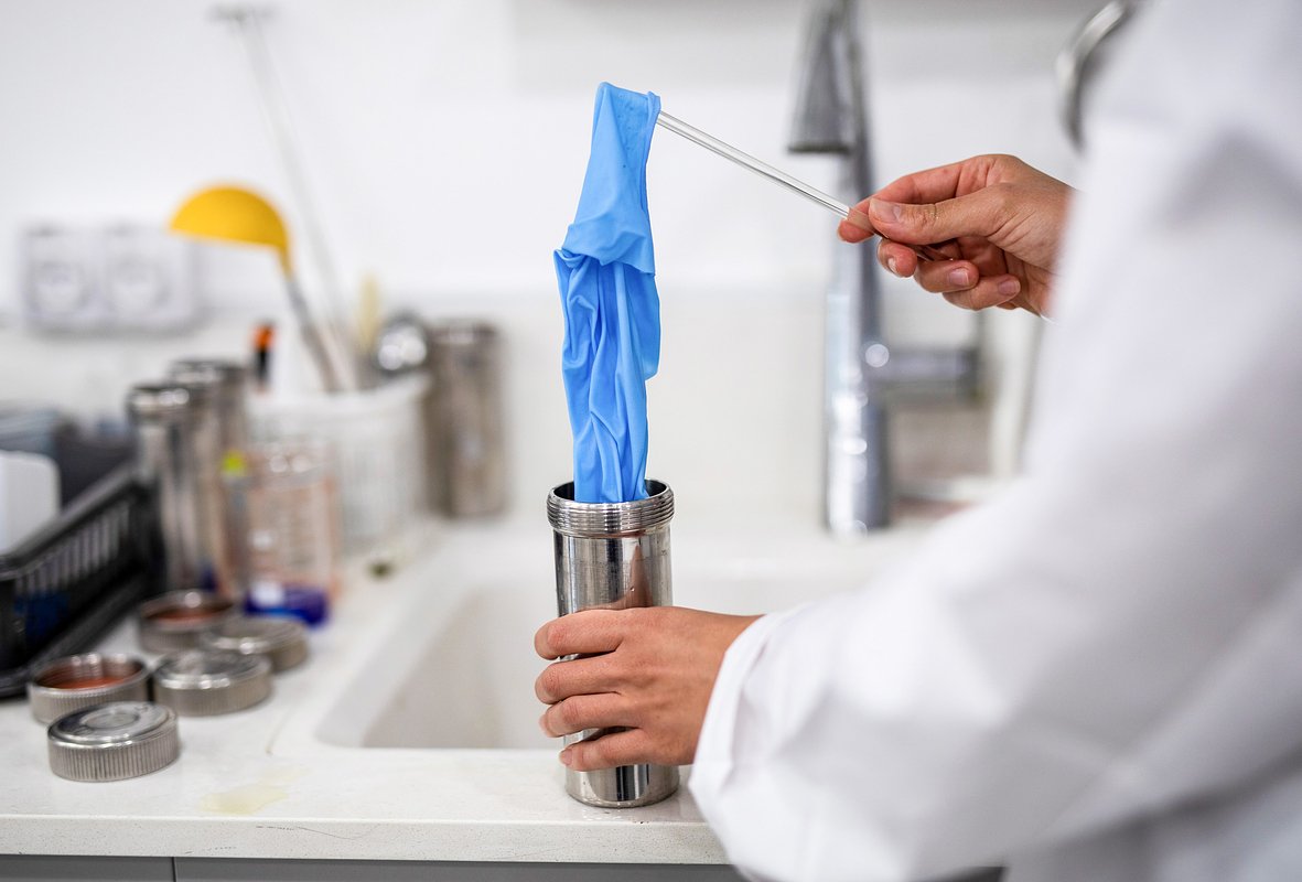 Израильский ученый демонстрирует альтернативный способ окрашивания тканей с помощью специального состава из водорослей, который безопасен для здоровья потребителей

