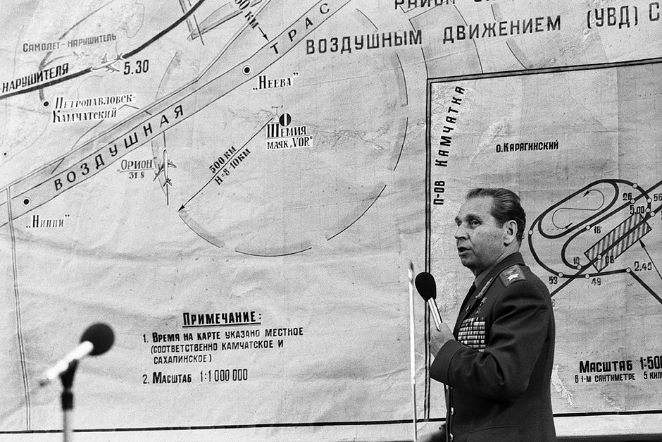 Начальник Генерального штаба ВС СССР Николай Огарков показывает на карте маршрут самолета