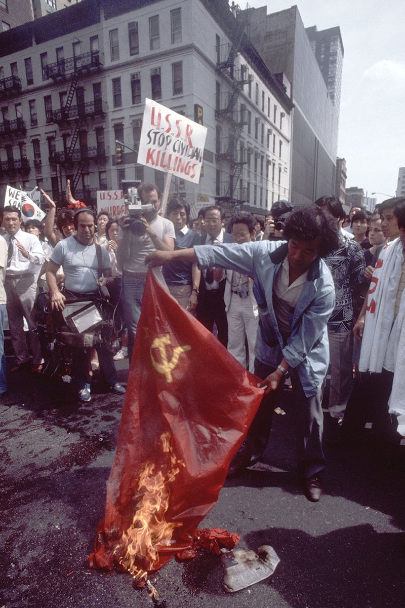 Корейцы сжигают советский флаг во время антисоветской демонстрации, 1 сентября 1983 года 