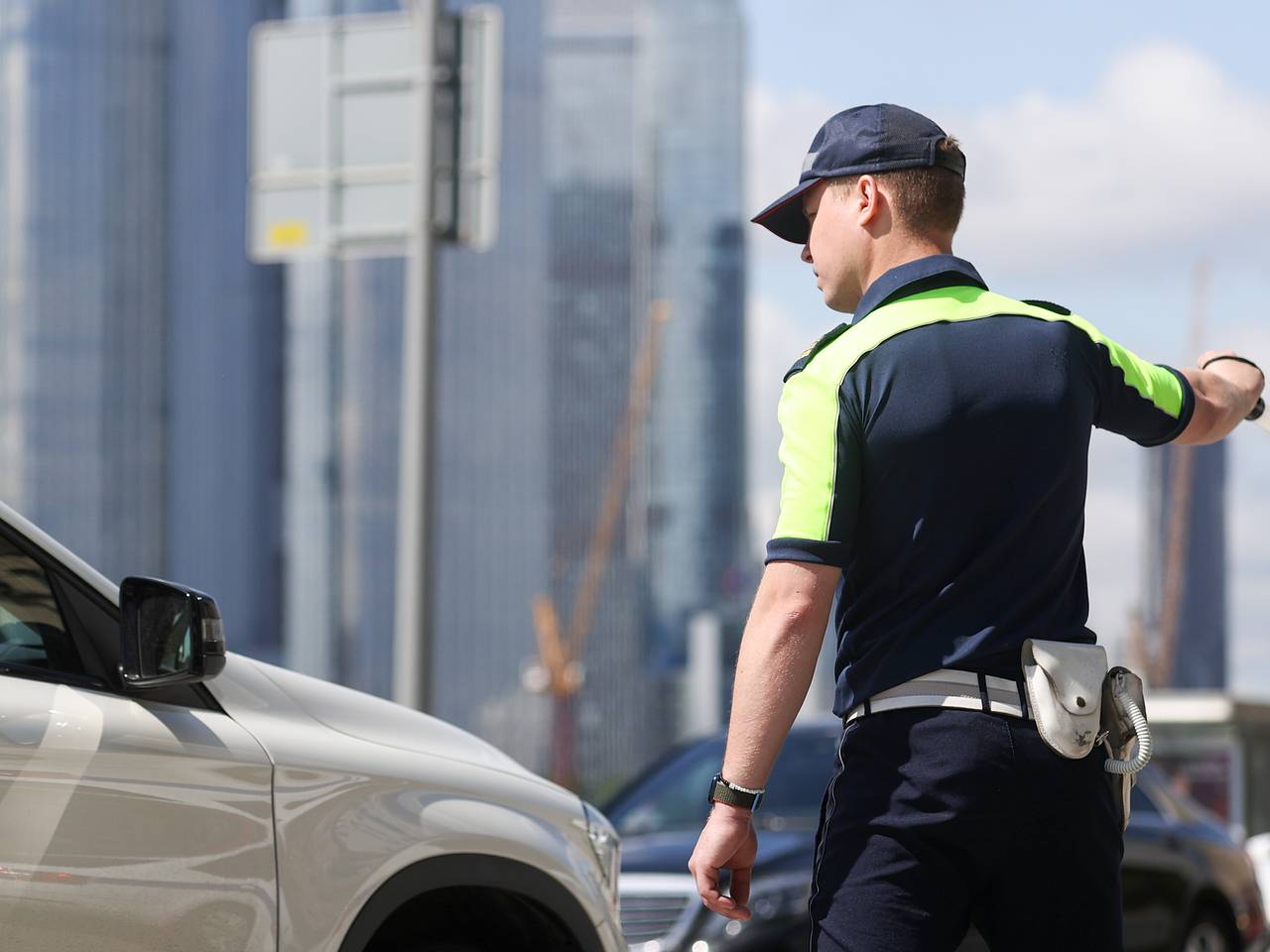 Полиция остановила в центре Москвы Mercedes и нашла в нем арсенал:  Криминал: Силовые структуры: Lenta.ru