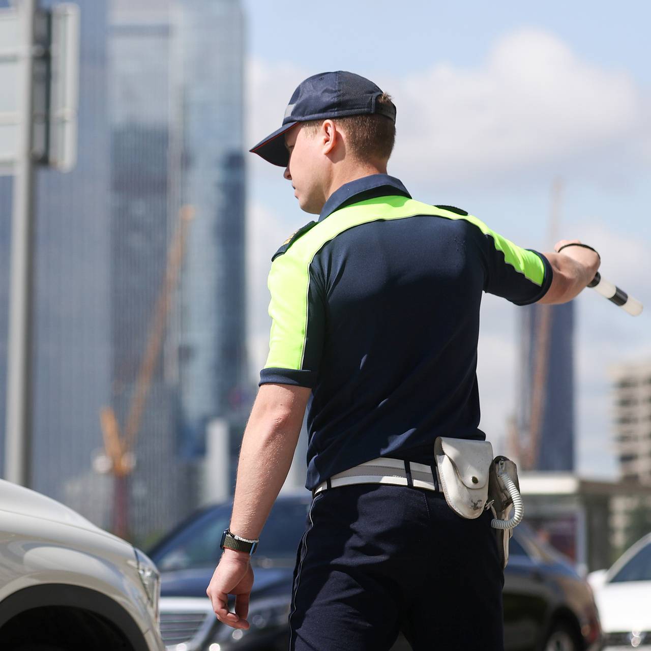 Полиция остановила в центре Москвы Mercedes и нашла в нем арсенал:  Криминал: Силовые структуры: Lenta.ru