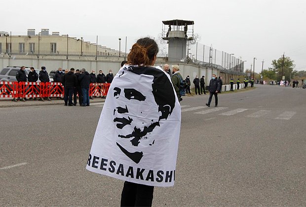 Участница протеста возле тюрьмы, где содержится Михаил Саакашвили, Тбилиси, 6 ноября 2021 года