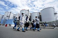 Япония сбросила в море радиоактивную воду со станции «Фукусима». Чем это угрожает людям?
