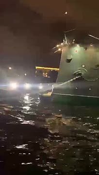 Катер с пассажирами врезался в крейсер «Аврора» и попал на видео