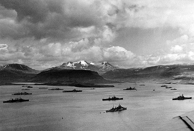 Силы прикрытия конвоя PQ-17 (британские и американские корабли) на якоре в гавани Хвалфьорда, Исландия, июнь 1942 года. Конвой покинул Исландию 27 июня, но большая часть конвоя была уничтожена немецкими войсками
