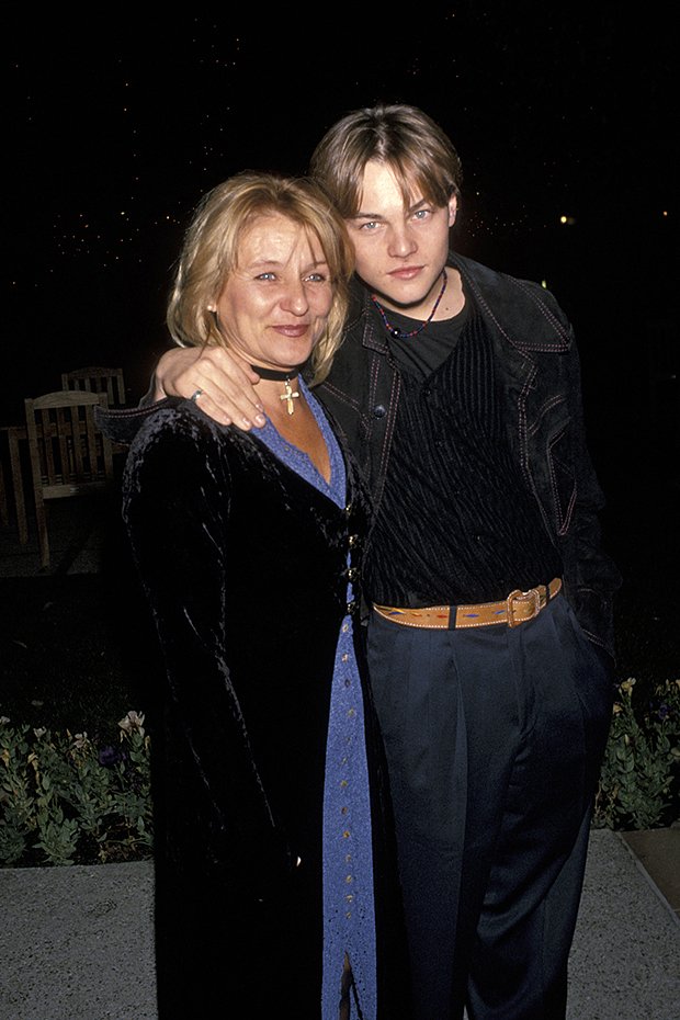 Леонардо Ди Каприо с матерью на премьере фильма «Что гложет Гилберта Грейпа» в 1993 году 