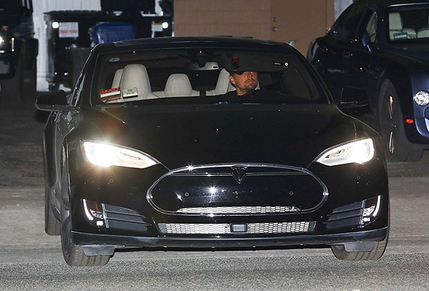 Леонардо Ди Каприо в автомобиле Tesla после ужина с другом, актером Брэдли Купером 