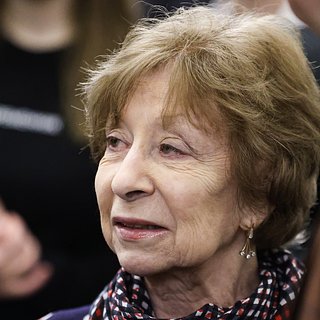 Ахеджакова прокомментировала свое появление на сцене с украинским флагом