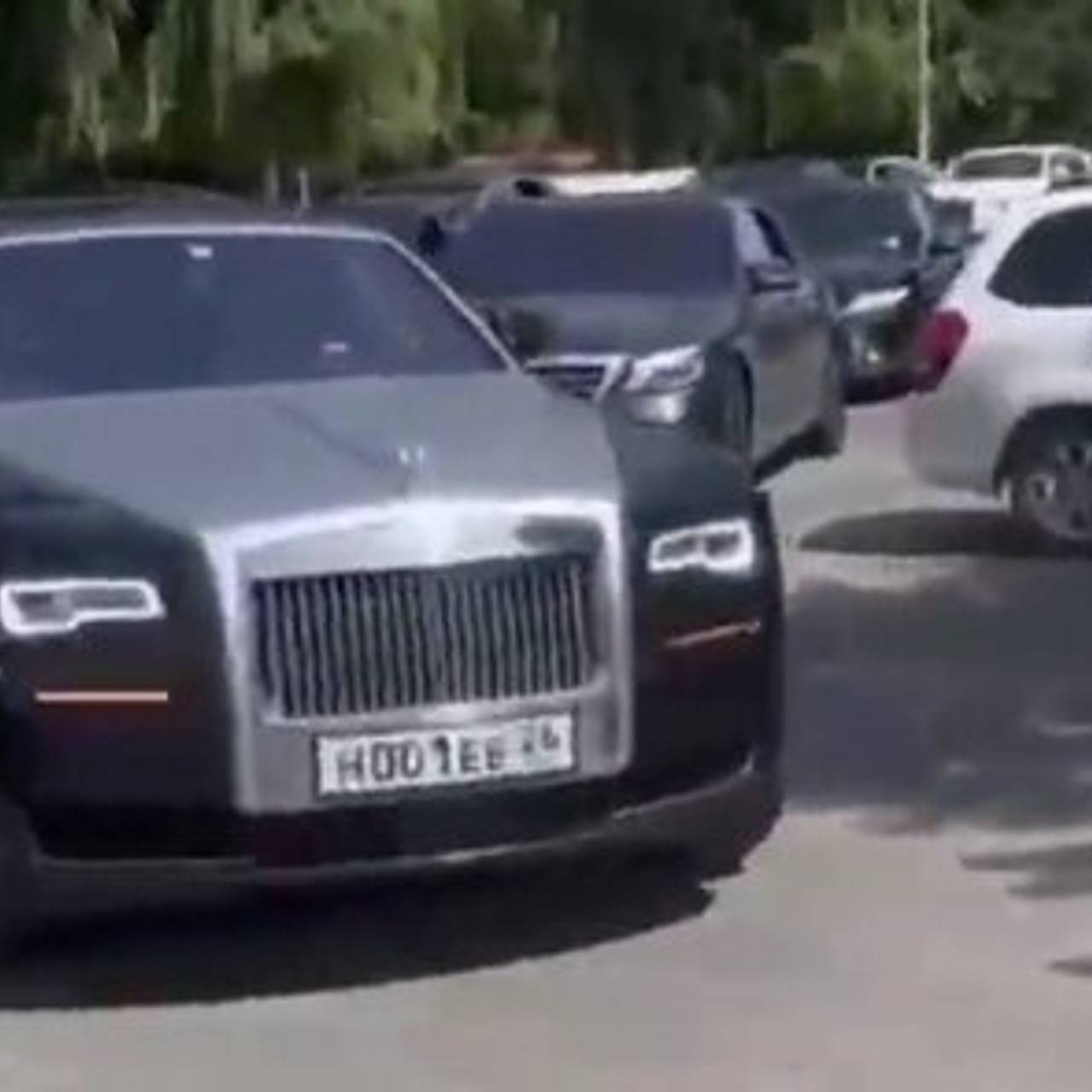 Кортеж из 14 Rolls-Royce со свадьбы в Чечне попал на видео: Роскошь:  Ценности: Lenta.ru