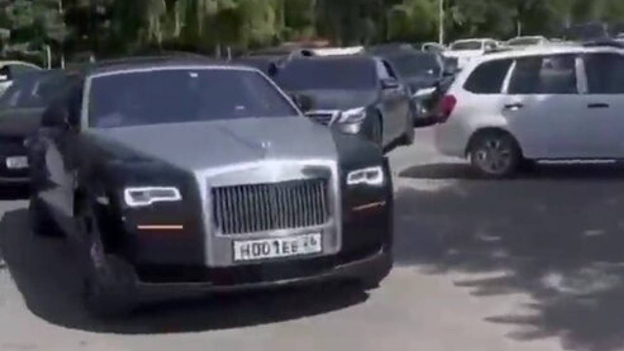 Кортеж из 14 Rolls-Royce со свадьбы в Чечне попал на видео: Роскошь:  Ценности: Lenta.ru