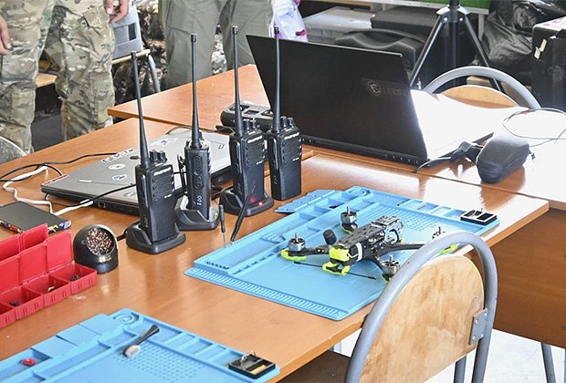 FPV-дрон в классе экспериментального учебного центра (ЭУЦ) «Пустельга»