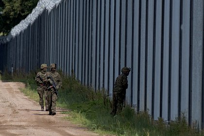 Белорусские мигранты попытались разрушить забор на границе с Польшей