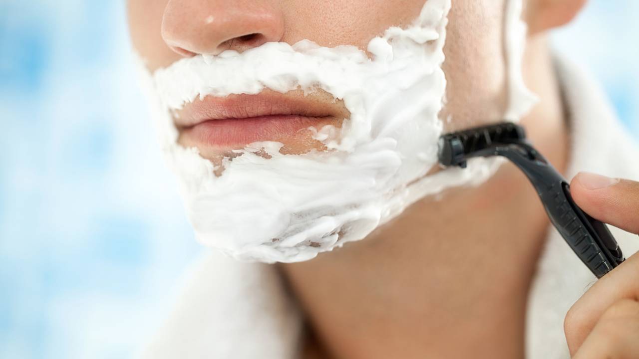 Бритьё лица мужские. Раздражение после бритья. Как бриться с пеной для бритья. Пена для бритья выдавленная. Как бриться с пеной для бритья.