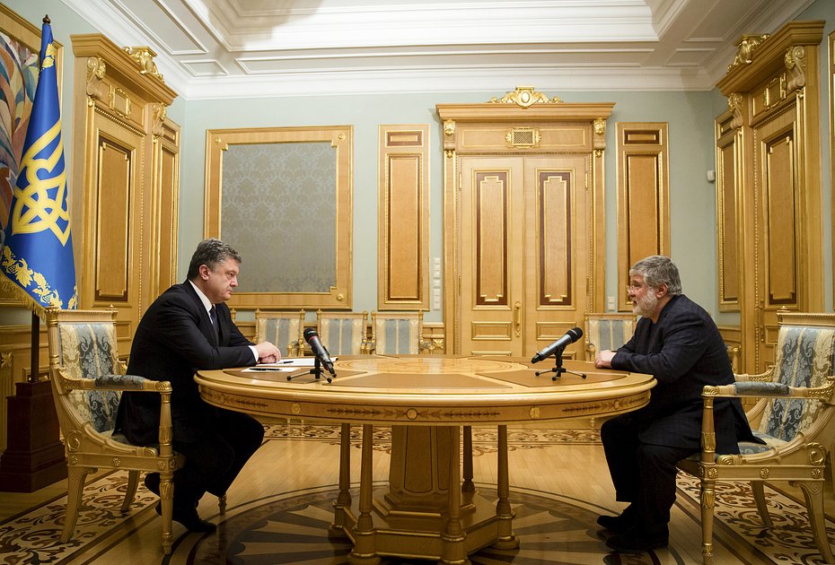 Президент Украины Петр Порошенко (слева) слушает олигарха Игоря Коломойского во время их встречи в Киеве, 25 марта 2015 года