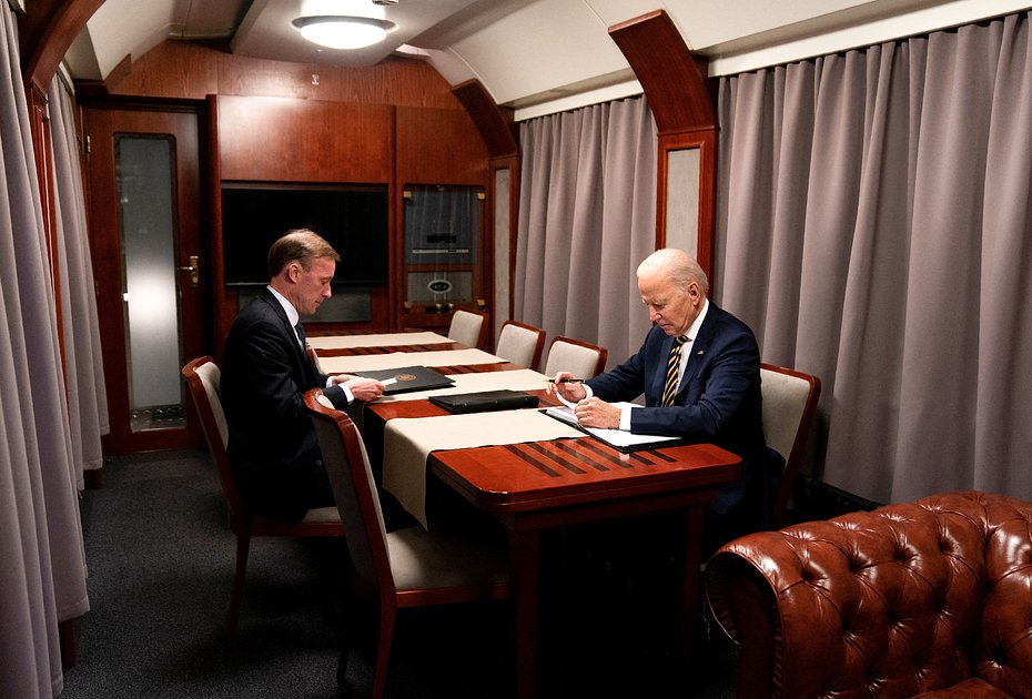 Президент Джо Байден в поезде с советником по национальной безопасности Джейком Салливаном, 20 февраля 2023 года, Киев