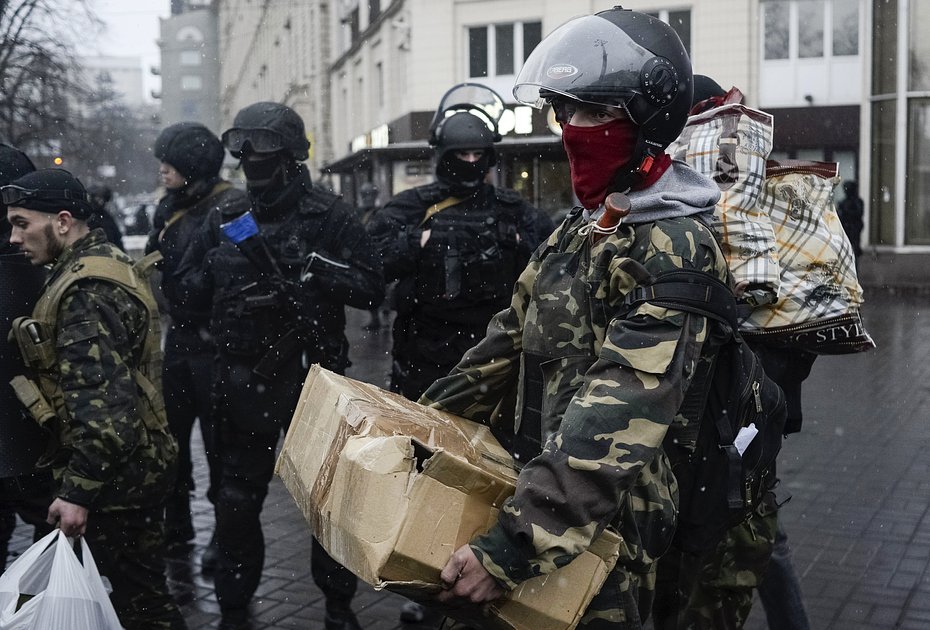 Члены украинской крайне праворадикальной группировки «Правый сектор» (запрещена в России) покидают штаб-квартиру в гостинице «Днепр», Киев, 1 апреля 2014 года