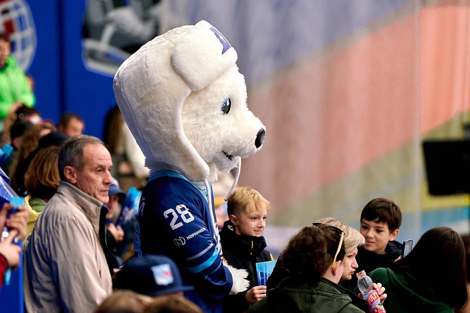 Белый медведь «Бушай» -- символ самого северного хоккейного клуба