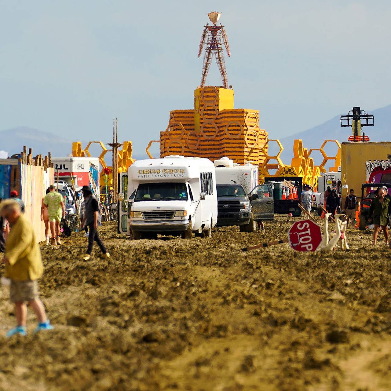 Россиянка рассказала об обстановке на затопленном ливнем Burning Man в  пустыне: Мир: Путешествия: Lenta.ru