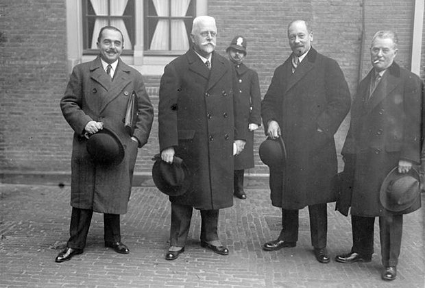 Австрийская делегация во главе с канцлером Шобером (второй слева) на Гаагской конференции