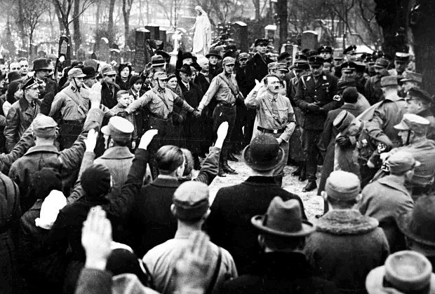 23 января 1933 года. Адольф Гитлер у могилы Хорста Весселя