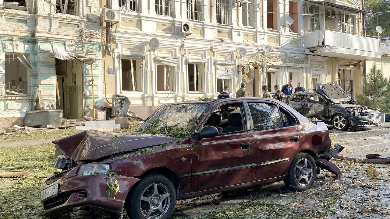 Российские регионы вновь атаковали дроны. В Ростове-на-Дону пострадал  человек, повреждены машины и фасады домов: Происшествия: Россия: Lenta.ru