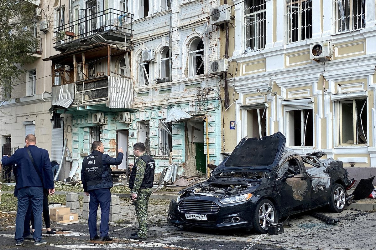 Поврежденные из-за падения беспилотника здания и автомобиль в Ростове-на-Дону 