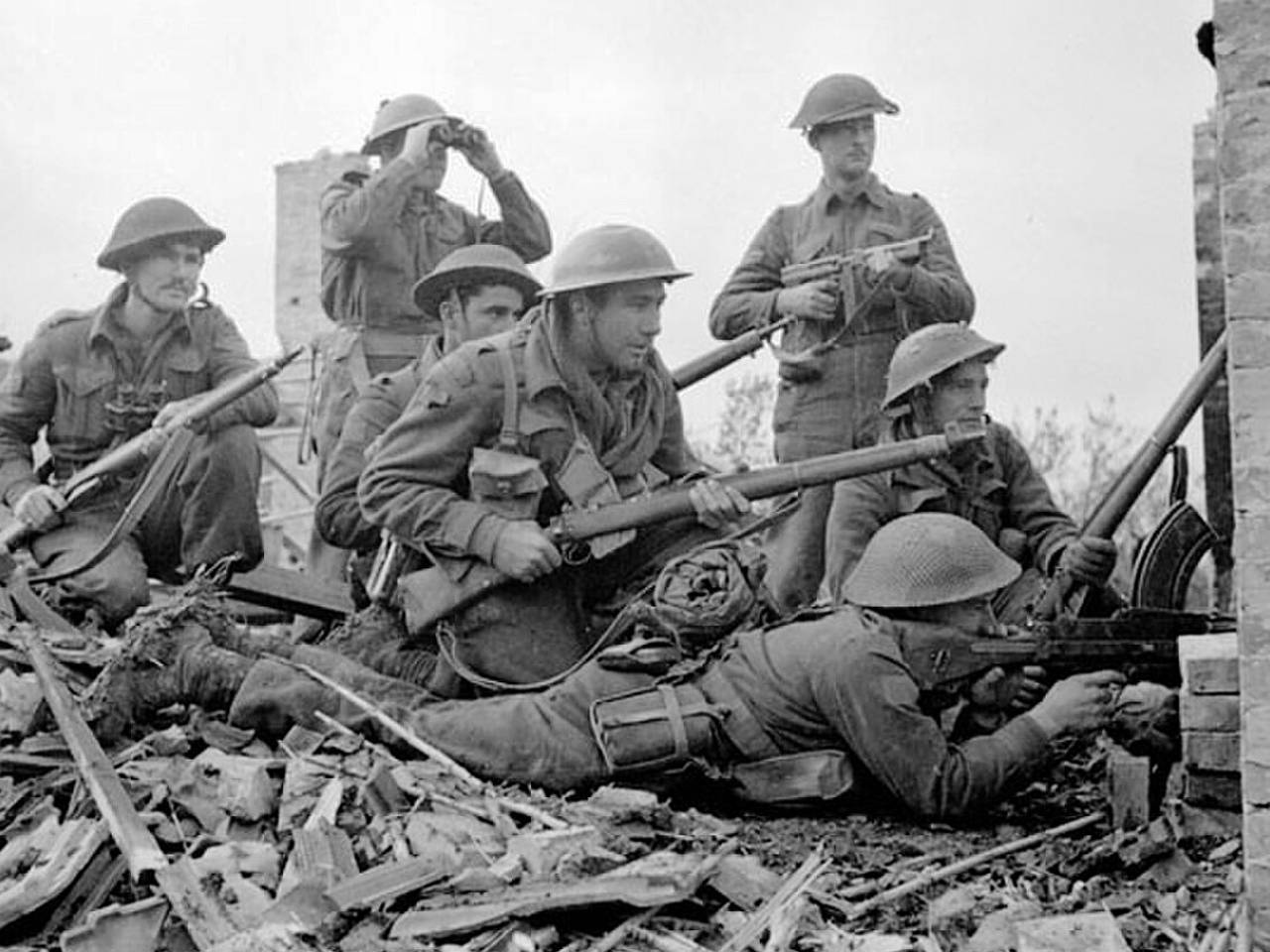Крупнейшая операция второй мировой. Британский солдат вв2. Британский солдат 2 мировой войны. Британские солдаты второй мировой войны. Британский солдат 1 мировой войны.